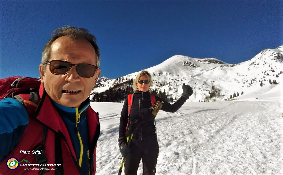 01 Mi sa che oggi non riusciamo a salire sul Monte Avaro senza ciaspole....jpg